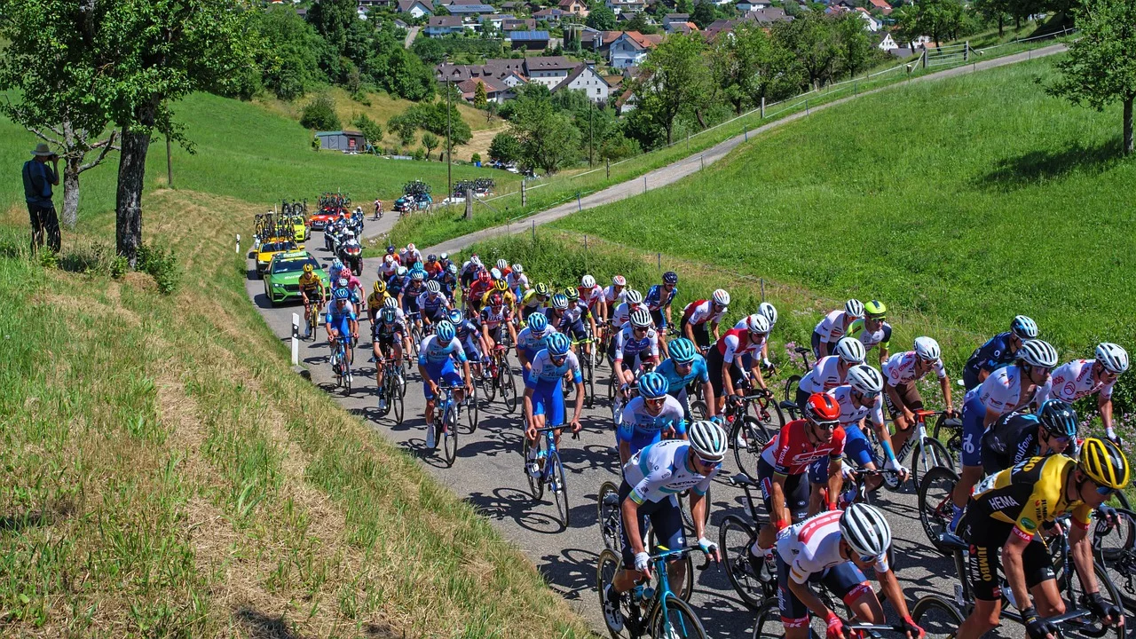 An Exciting Battle in Cycling: Heartbreaking Victory of Del Toro in Barcelona