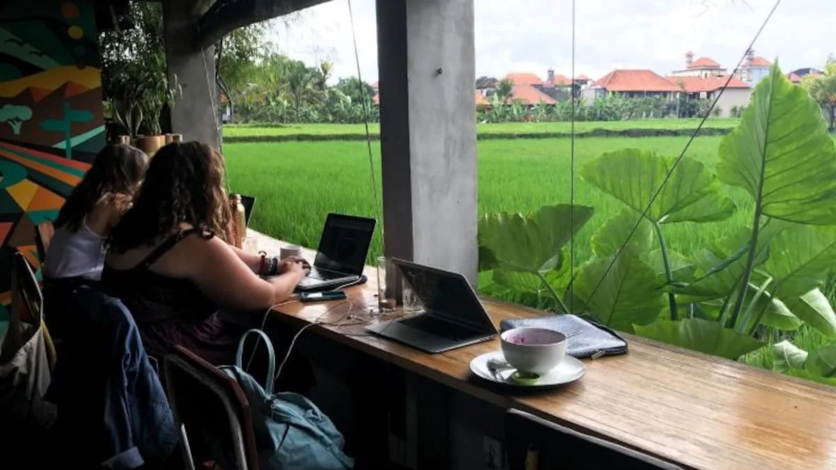 Public Employees on Business Trips: Remote Work or Vacation?