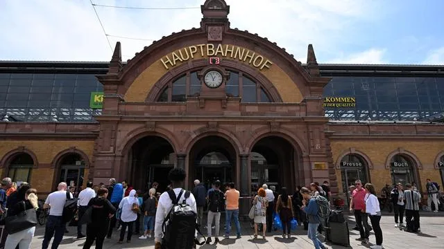 Busy Weekly at Erfurt Central Station: Prepare for Crowds!