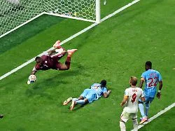 Heroic Tales in the Shadow of Unknown Goalkeepers