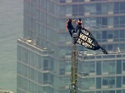 Romantic Thrill in the Sky: Controversial Ascent of a Russian Couple to the Empire State