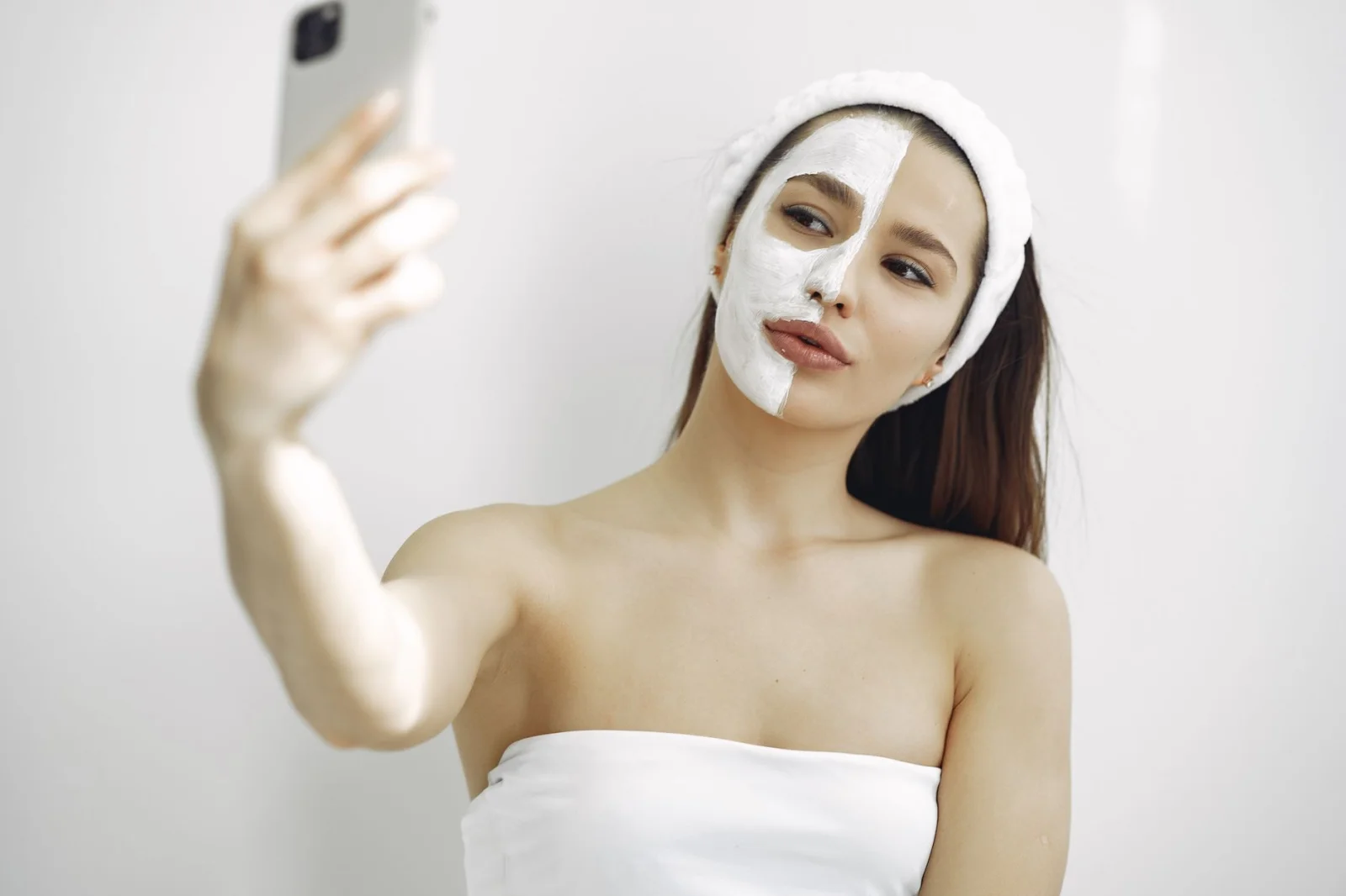 LED Masks: The Beauty World That Reached Its Peak with Netflix