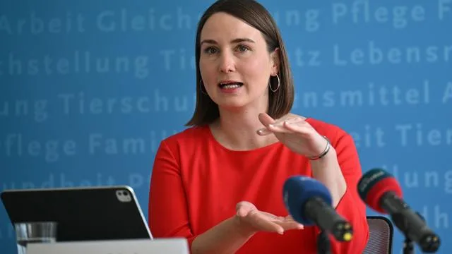 Strong Criticism from SPD Minister on Sick Leave Laws