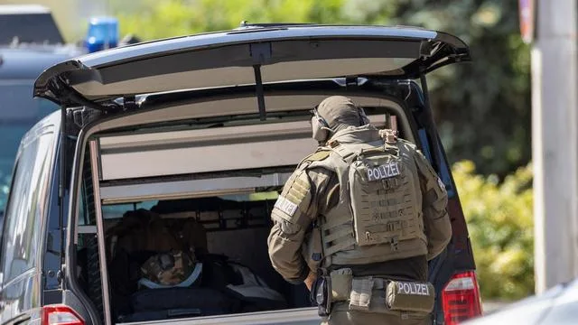 Sword Threat: Special Forces Arrive at the Scene of the Clash