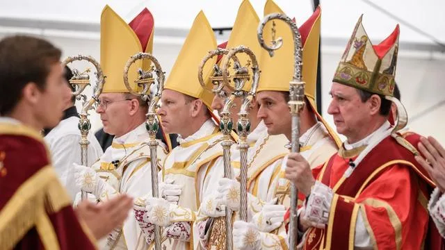 The Noisy Return of the Pius Brothers to the Embrace of the Catholic Church