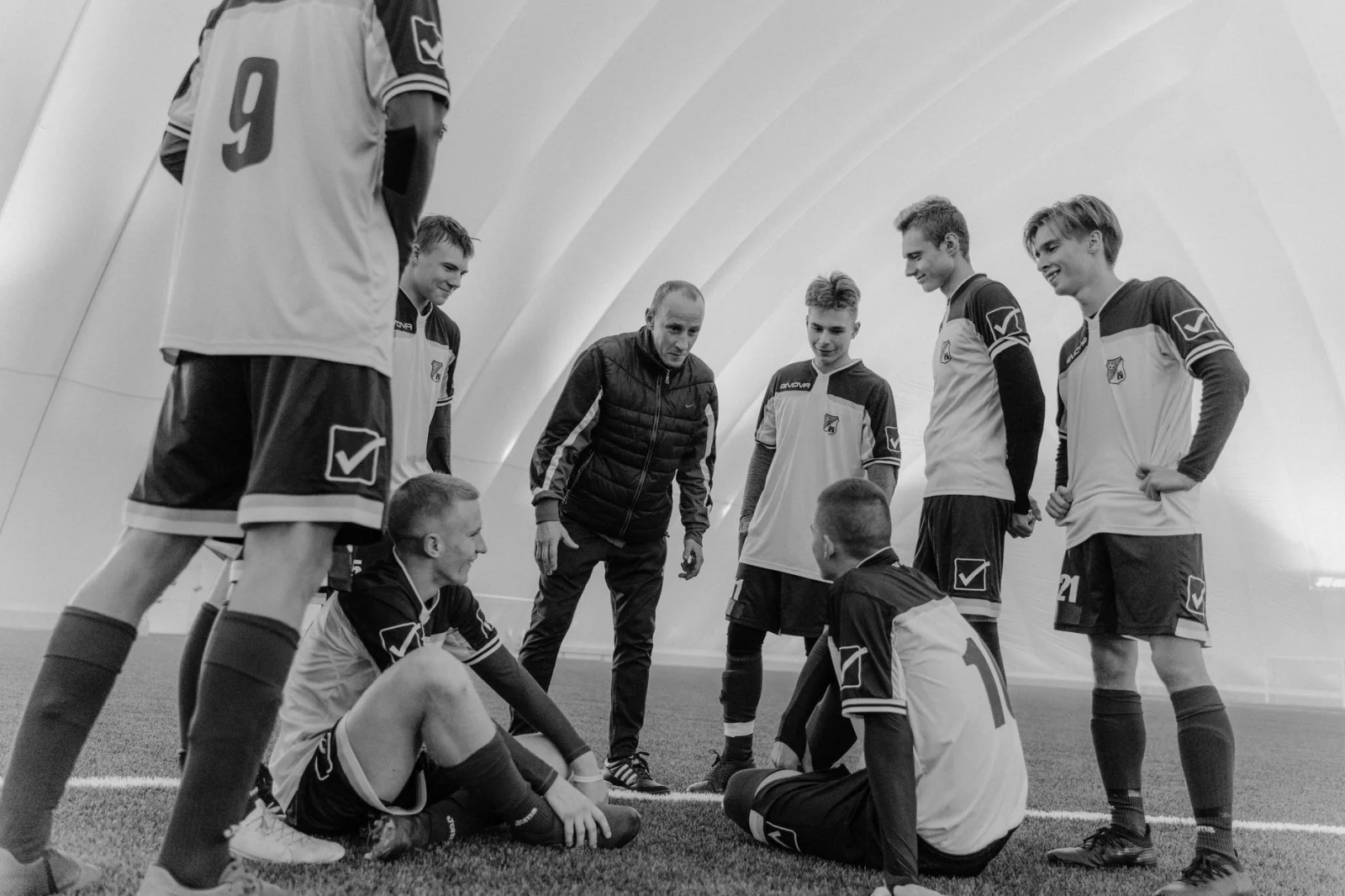 Internal Challenges of Eintracht and Strong Support for Krös