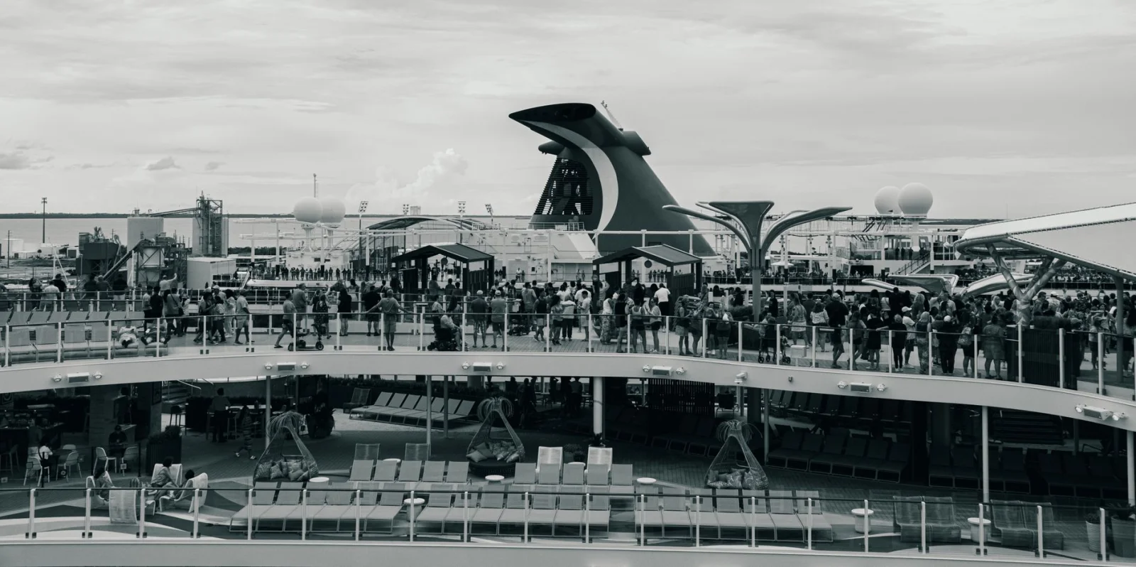Mysterious Illness at Sea; 100 Tourists Stricken with Illness!