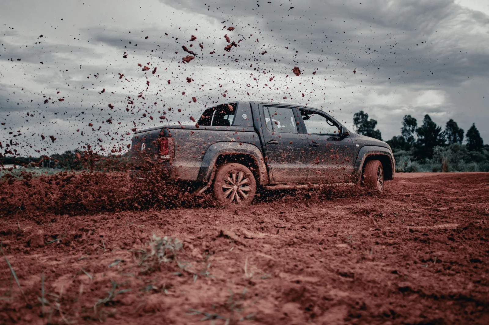 Hybrid Battle: BYD Shark vs. Amarok and Hilux