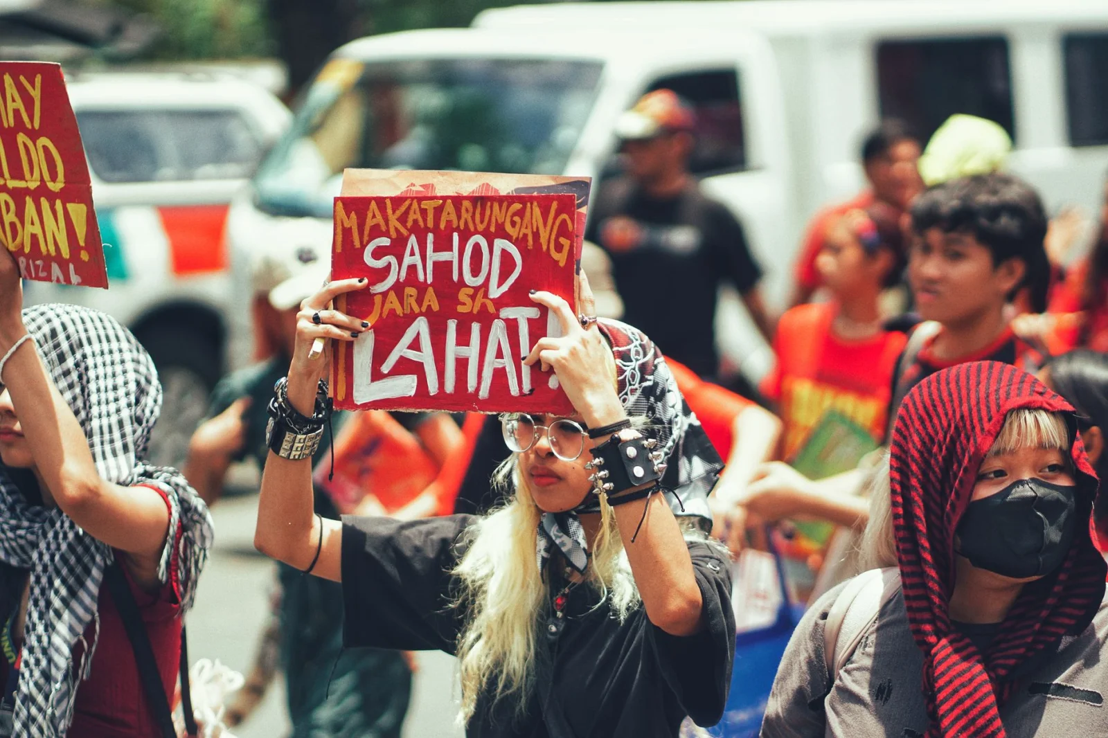 Widespread Protests by Retail Workers for Wage Increase