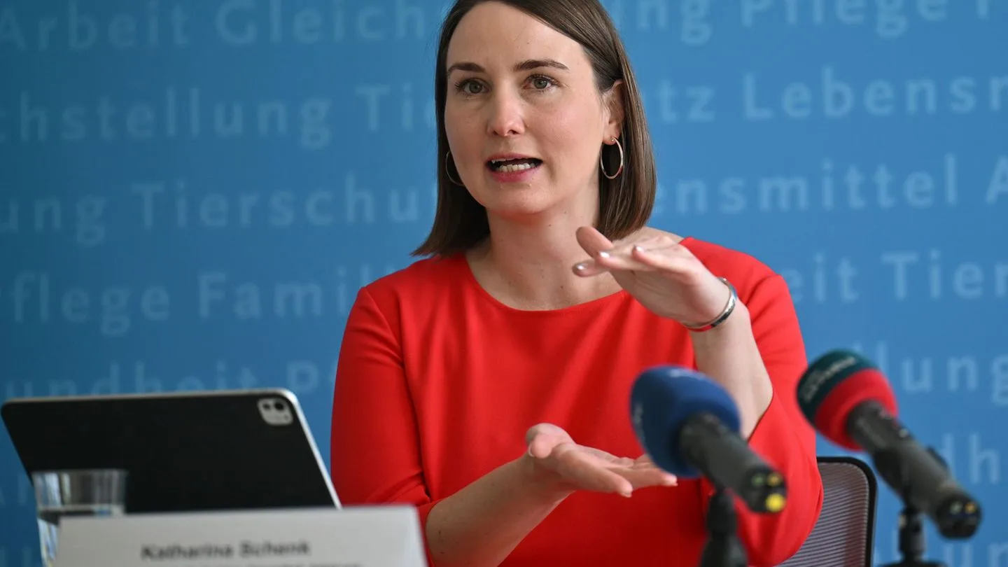 Controversial Criticism by SPD Minister on Sick Leave Regulations in Thuringia