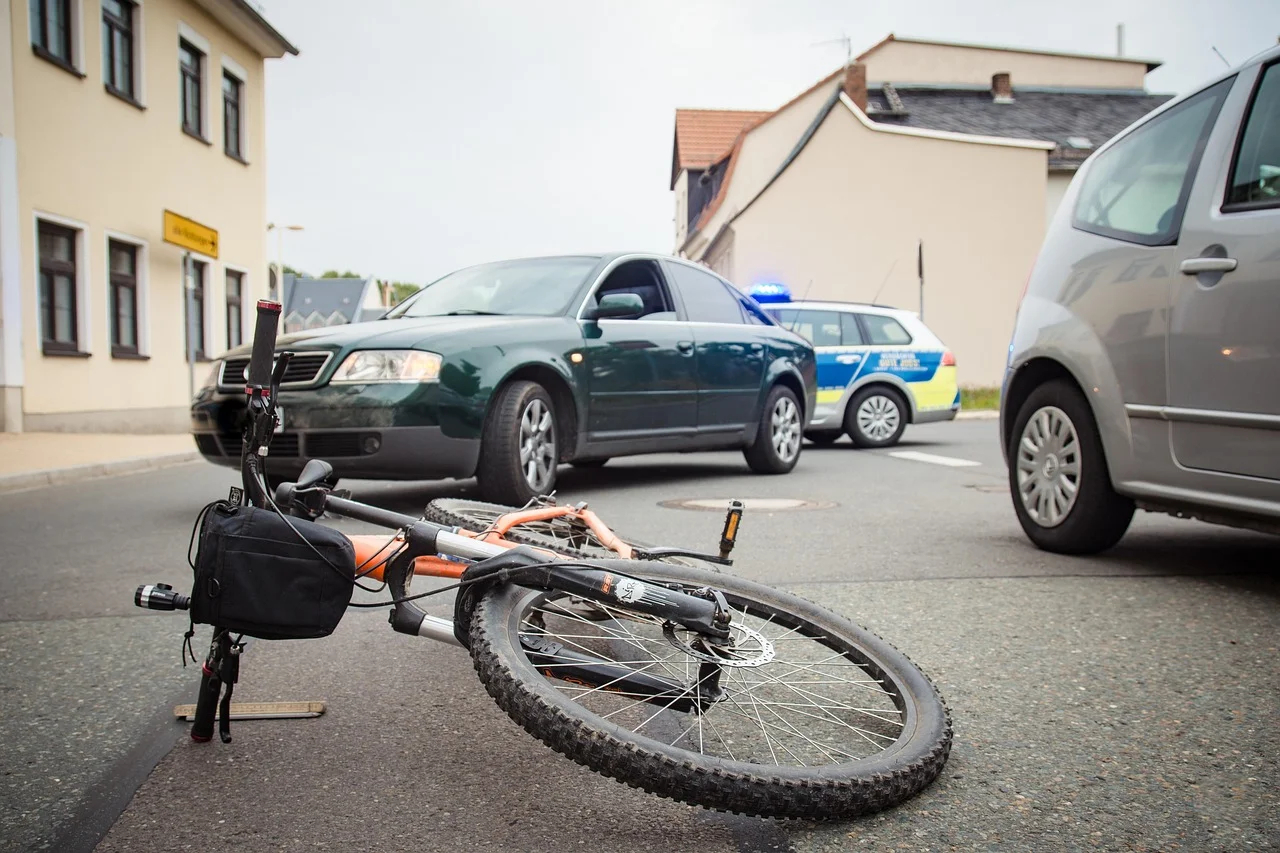 Horrific Accident: Cyclist Seriously Injured in Collision with Tram in Adlershof